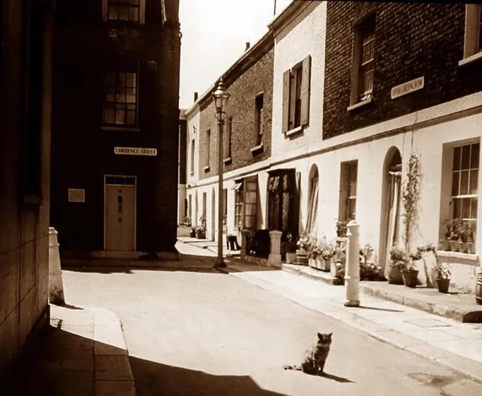 Framed Print : Lawrence Street and Upper Cheyne Row, Chelsea, London, early 1900s Framed Print : Lawrence Street and Upper Cheyne Row, Chelsea, London, early 1900s