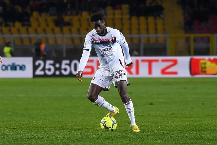 Framed Print : LECCE, ITALY - JANUARY, 27: Boulaye Dia of US Salernitana in action during the Serie A match between US Lecce and US Salernitana at Stadio Via del Mar Framed Print : LECCE, ITALY - JANUARY, 27: Boulaye Dia of US Salernitana in action during the Serie A match between US Lecce and US Salernitana at Stadio Via del Mar