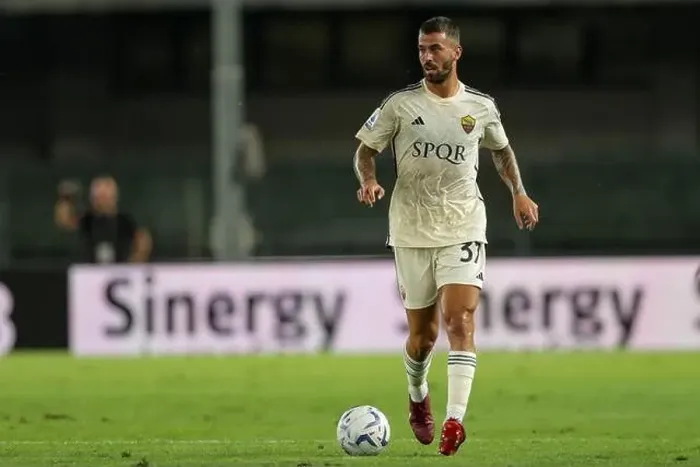 Framed Print : Leonardo Spinazzola of Roma seen in action during 2023–24 Serie A football match between Verona Framed Print : Leonardo Spinazzola of Roma seen in action during 2023–24 Serie A football match between Verona