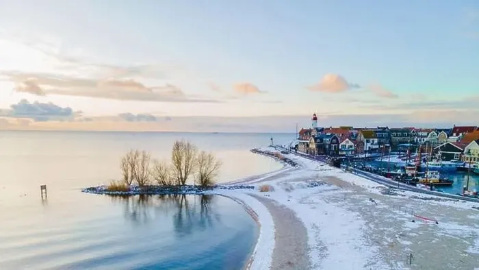 Framed Print : Lighthouse of Urk during winter with snow landscape in the Netherlands Framed Print : Lighthouse of Urk during winter with snow landscape in the Netherlands