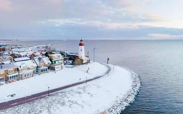 Framed Print : Lighthouse of Urk during winter with snow landscape in the Netherlands. Dutch old village