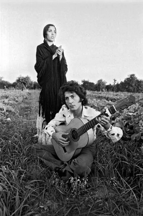Framed Print : Lole y Manuel en una foto promocional de su disco Pasaje del agua del año 1977 Framed Print : Lole y Manuel en una foto promocional de su disco Pasaje del agua del año 1977
