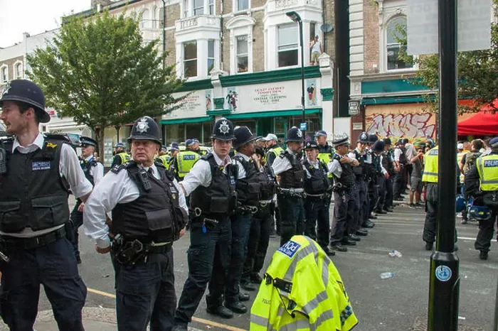 Framed Print : London, UK, 28 / 08 / 2017 Police move metal barriers after over crowding at corner of Ladbroke Grove and Lancaster Rd
