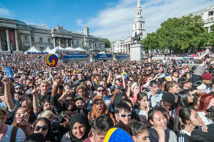 Framed Print : London, UK. 9 August 2015. Teenage fans of K-Pop Framed Print : London, UK. 9 August 2015. Teenage fans of K-Pop