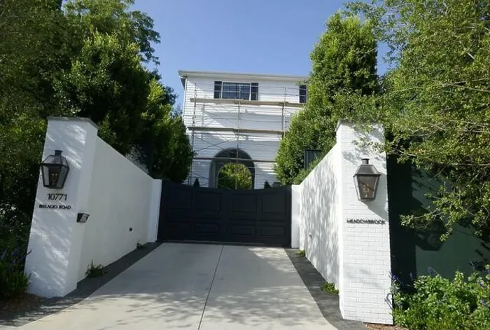 Framed Print : Los Angeles, California, USA 10th April 2022 A General view of atmosphere at Singer / Actress Jennifer Lopez Framed Print : Los Angeles, California, USA 10th April 2022 A General view of atmosphere at Singer / Actress Jennifer Lopez