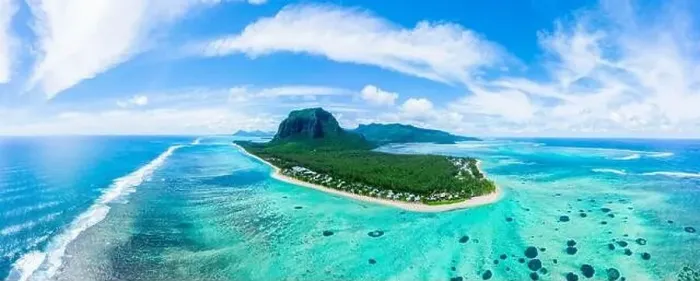 Framed Print : Luxury beach with Le Morne mountain in Mauritius Framed Print : Luxury beach with Le Morne mountain in Mauritius