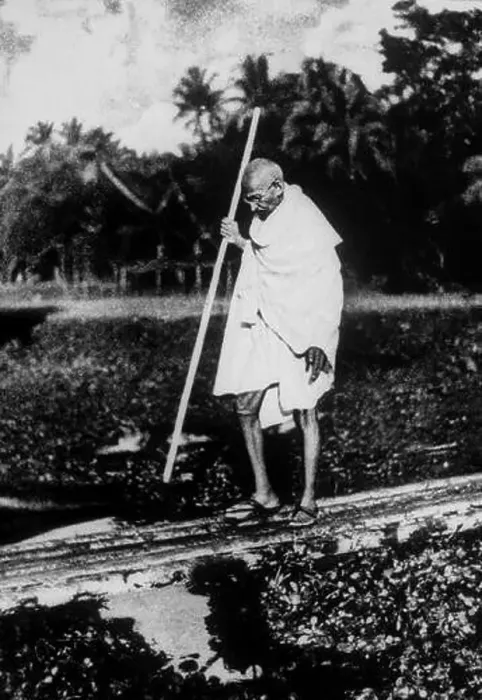 Framed Print : Mahatma Gandhi walking in noakhali, west bengal, India, Asia, NO MR, 1946, Asia Framed Print : Mahatma Gandhi walking in noakhali, west bengal, India, Asia, NO MR, 1946, Asia