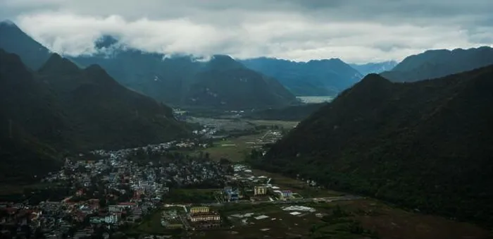 Framed Print : Misty mountains surround the lush valleys of Hoa Binh City and Mai Chau, Vietnam Framed Print : Misty mountains surround the lush valleys of Hoa Binh City and Mai Chau, Vietnam