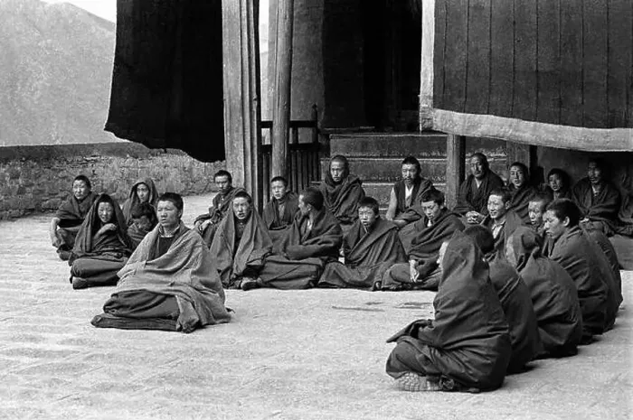 Framed Print : Monks at Drigung Monastery in central Tibet make prayers for the dead at this sky burial location - Tibet 1995