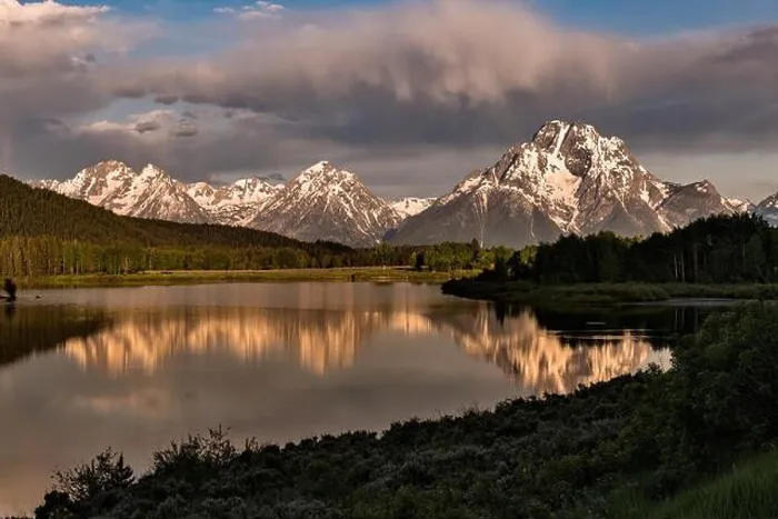 Framed Print : Mount Moran and the Grand Teton mountains at Oxbow Bend reflected at dawn on the Snake River at the Grand Teton Framed Print : Mount Moran and the Grand Teton mountains at Oxbow Bend reflected at dawn on the Snake River at the Grand Teton