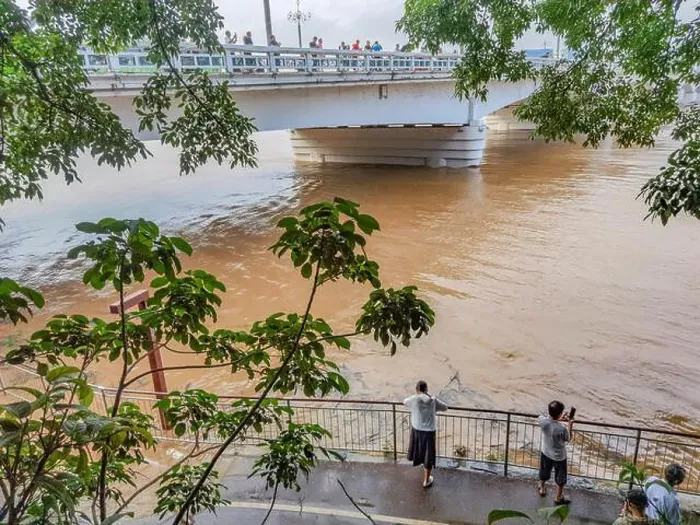 Framed Print : NANNING, CHINA - SEPTEMBER 11, 2024 - Citizens watch flood waters at Yongjiang River No Framed Print : NANNING, CHINA - SEPTEMBER 11, 2024 - Citizens watch flood waters at Yongjiang River No