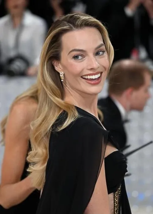 Framed Print : New York, USA. May 1st, 2023. Margot Robbie arriving at The Met Gala 2023, The Metropolitan Museum of Art, New York. This years theme is Karl Lagerfel Framed Print : New York, USA. May 1st, 2023. Margot Robbie arriving at The Met Gala 2023, The Metropolitan Museum of Art, New York. This years theme is Karl Lagerfel