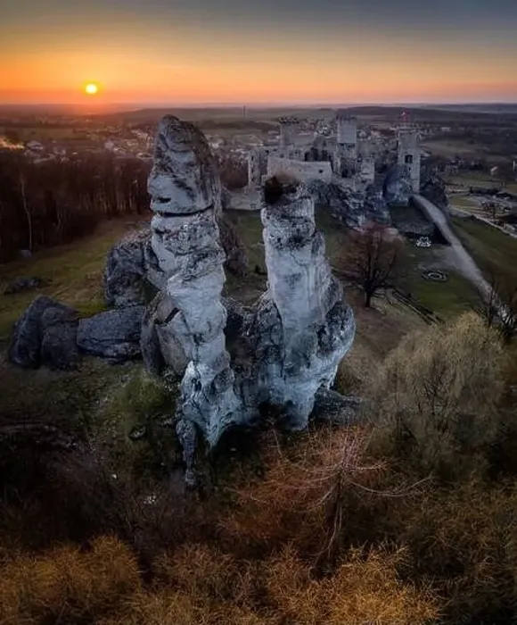 Framed Print : Ogrodzeniec Castle near Podzamcze village in sunset light with rock formations in foregroung, Poland Framed Print : Ogrodzeniec Castle near Podzamcze village in sunset light with rock formations in foregroung, Poland