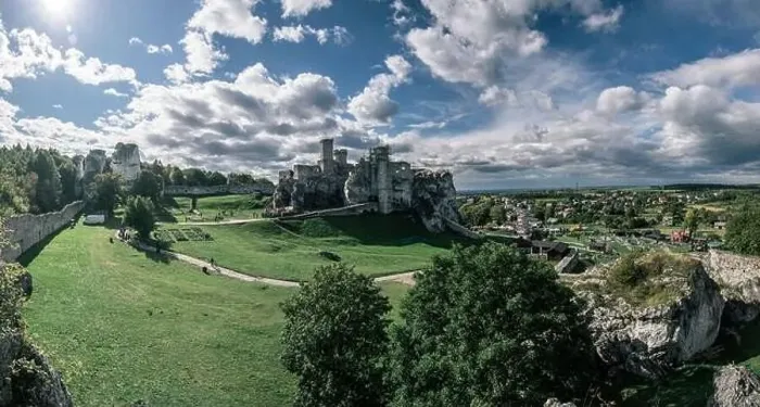 Framed Print : Ogrodzieniec castle in Poland panorama Framed Print : Ogrodzieniec castle in Poland panorama