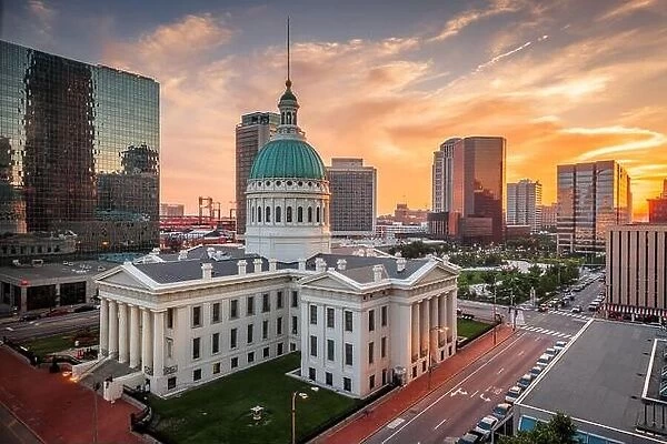The old courthouse at dusk in downtown St. Louis, Missouri, USA