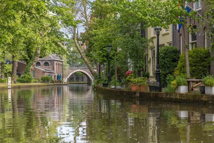 Framed Print : Oudegracht and Twijnstraat aan de Werf Utrecht with wharf and canal Framed Print : Oudegracht and Twijnstraat aan de Werf Utrecht with wharf and canal