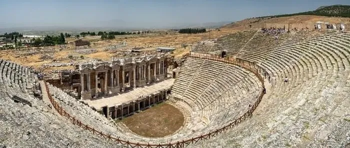 Framed Print : Pamukkale travertine terraces and the ancient Greek city of Hierapolis, Turkey Framed Print : Pamukkale travertine terraces and the ancient Greek city of Hierapolis, Turkey