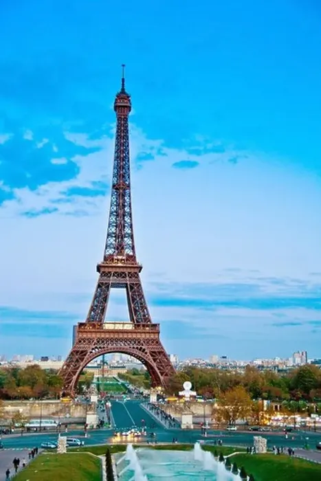 Framed Print : Paris, France. The Eiffel Tower, the landmark of the town. Frankreich. Der Eiffelturm, das Wahrzeichen der Stadt Framed Print : Paris, France. The Eiffel Tower, the landmark of the town. Frankreich. Der Eiffelturm, das Wahrzeichen der Stadt