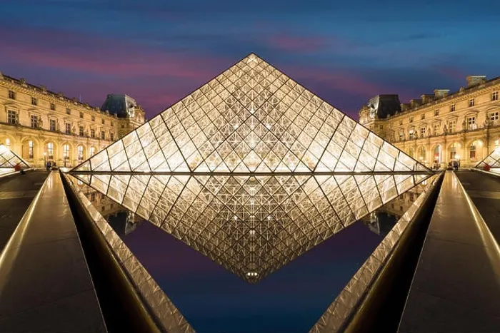 Framed Print : Paris, France - May 7, 2016: The Louvre Museum is one of the world's largest museums and a historic monument. A central landmark of Paris, France. Par Framed Print : Paris, France - May 7, 2016: The Louvre Museum is one of the world's largest museums and a historic monument. A central landmark of Paris, France. Par