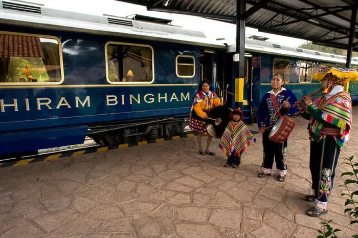 Framed Print : Peru Luxury train from Cuzco to Machu Picchu Framed Print : Peru Luxury train from Cuzco to Machu Picchu