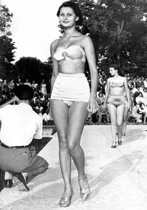 Framed Print : This photo captures a young Sophia Loren at 15 years old Framed Print : This photo captures a young Sophia Loren at 15 years old