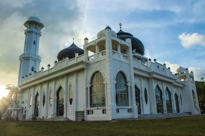 Framed Print : Photo of the Rahmatullah Lampuuk Mosque, a mosque left by the Tsunami in Aceh, Indonesia Framed Print : Photo of the Rahmatullah Lampuuk Mosque, a mosque left by the Tsunami in Aceh, Indonesia
