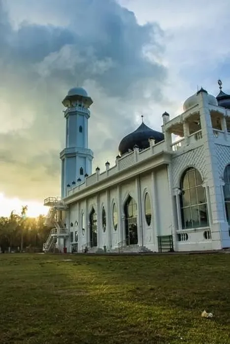 Framed Print : Photo of the Rahmatullah Lampuuk Mosque, a mosque left by the Tsunami in Aceh, Indonesia Framed Print : Photo of the Rahmatullah Lampuuk Mosque, a mosque left by the Tsunami in Aceh, Indonesia