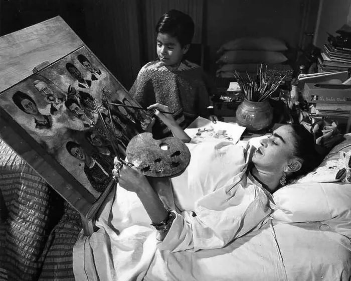 Framed Print : A photograph of Frida Kahlo painting in bed Framed Print : A photograph of Frida Kahlo painting in bed