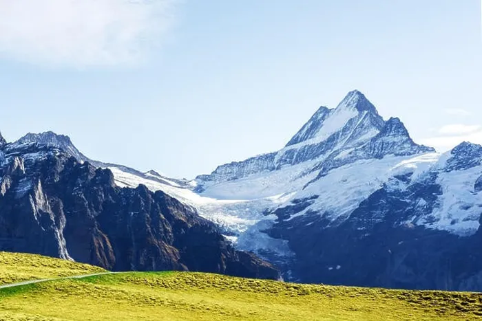 Framed Print : Picturesque view on Bachalpsee lake in Swiss Alps mountains. Snowy peaks of Wetterhorn, Mittelhorn and Rosenhorn on background Framed Print : Picturesque view on Bachalpsee lake in Swiss Alps mountains. Snowy peaks of Wetterhorn, Mittelhorn and Rosenhorn on background