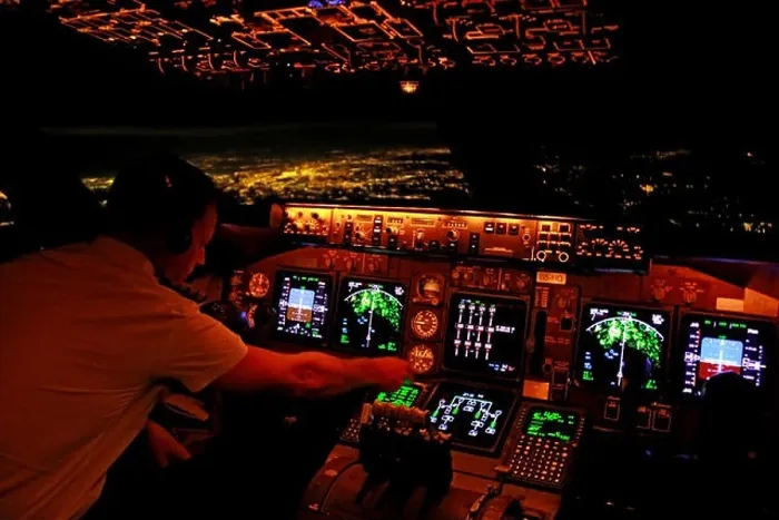 Framed Print : A pilot preparing the FMS on the flight deck of a Boeing 747-400 overhead NYC (in the background) for a landing at Atlanta Hartsfield-Jackson Framed Print : A pilot preparing the FMS on the flight deck of a Boeing 747-400 overhead NYC (in the background) for a landing at Atlanta Hartsfield-Jackson