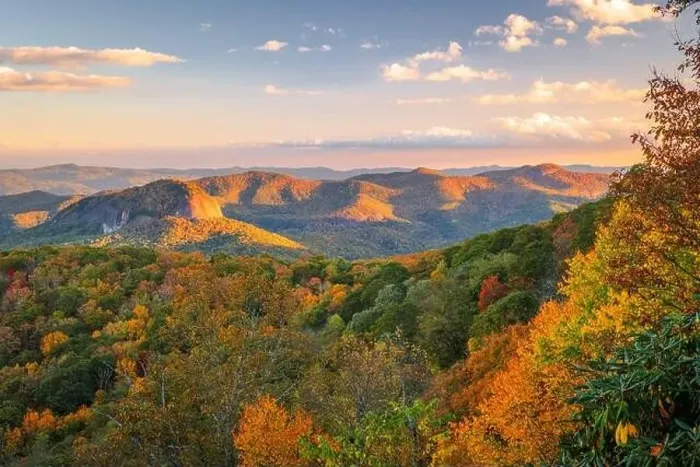 Framed Print : Pisgah National Forest, North Carolina, USA at Looking Glass Rock during autumn season in the morning Framed Print : Pisgah National Forest, North Carolina, USA at Looking Glass Rock during autumn season in the morning