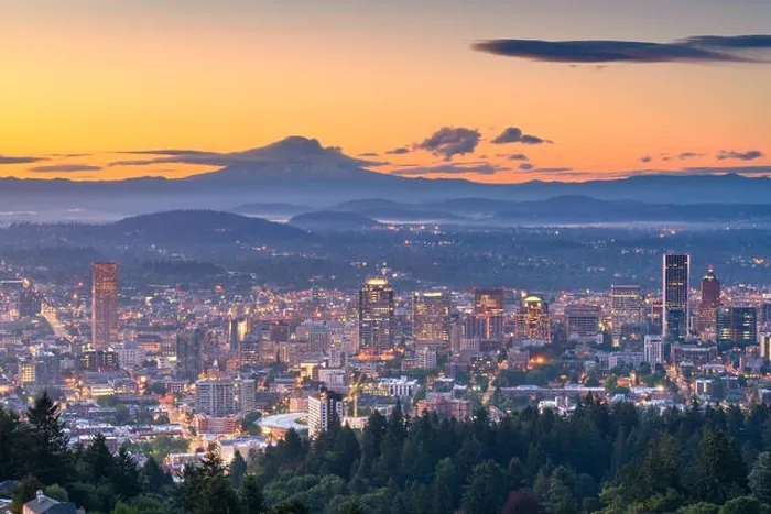 Framed Print : Portland, Oregon, USA downtown skyline with Mt. Hood at dawn Framed Print : Portland, Oregon, USA downtown skyline with Mt. Hood at dawn