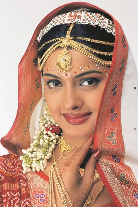 Framed Print : A PORTRAIT OF A GUJARATI Bride dressed in traditional SAREE CALLED 'GHAR CHORU' Framed Print : A PORTRAIT OF A GUJARATI Bride dressed in traditional SAREE CALLED 'GHAR CHORU'