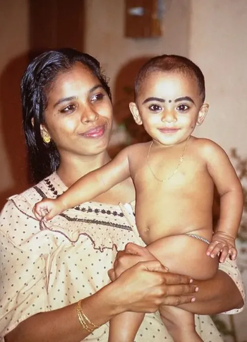Framed Print : Portrait of a mother and child in the backwaters of Kerala, India Framed Print : Portrait of a mother and child in the backwaters of Kerala, India