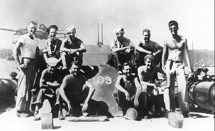 Framed Print : US President Kennedy as a Lieutenant (junior grade) (standing at right) with his torpedo boat PT-109 crew, 1943 Framed Print : US President Kennedy as a Lieutenant (junior grade) (standing at right) with his torpedo boat PT-109 crew, 1943
