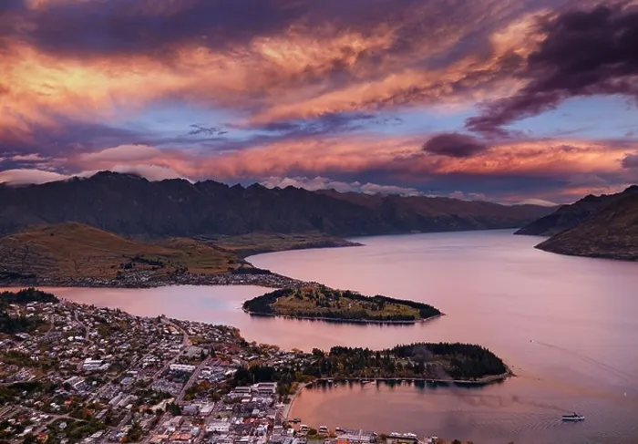 Framed Print : Queenstown cityscape with Wakatipu lake and Remarkables Mountains at sunset, New Zealand