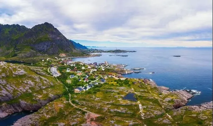 Framed Print : Reine fishing village surrounded by high mountains and fjords on Lofoten islands