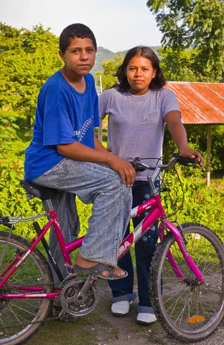 Framed Print : REMATE, GUATEMALA - Young couple with bicycle Framed Print : REMATE, GUATEMALA - Young couple with bicycle
