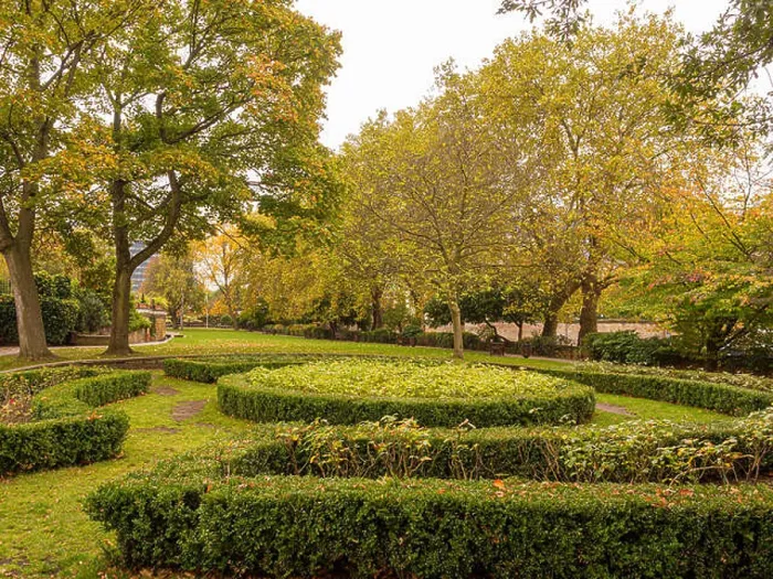 Framed Print : Rembrandt Gardens, Little Venice, London, UK Framed Print : Rembrandt Gardens, Little Venice, London, UK