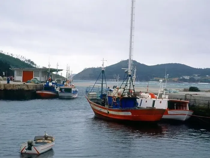 Framed Print : RIA DEL BARQUERO CON BARCA PESQUERAS ANCLADAS - FOTO AÑOS 90. Location: EXTERIOR. PUERTO DE BARES. LUGO. SPAIN Framed Print : RIA DEL BARQUERO CON BARCA PESQUERAS ANCLADAS - FOTO AÑOS 90. Location: EXTERIOR. PUERTO DE BARES. LUGO. SPAIN