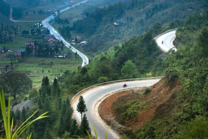 Framed Print : The road on the high mountain in the province Ha Giang, Vietnam Framed Print : The road on the high mountain in the province Ha Giang, Vietnam