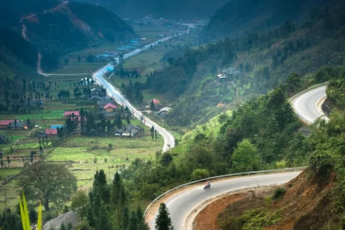 Framed Print : The road on the high mountain in the province Ha Giang, Vietnam Framed Print : The road on the high mountain in the province Ha Giang, Vietnam
