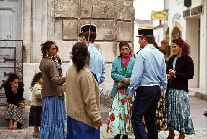 Framed Print : Roma women discuss with French gendarmes in Saintes Maries de la Mer, France 1978 Framed Print : Roma women discuss with French gendarmes in Saintes Maries de la Mer, France 1978