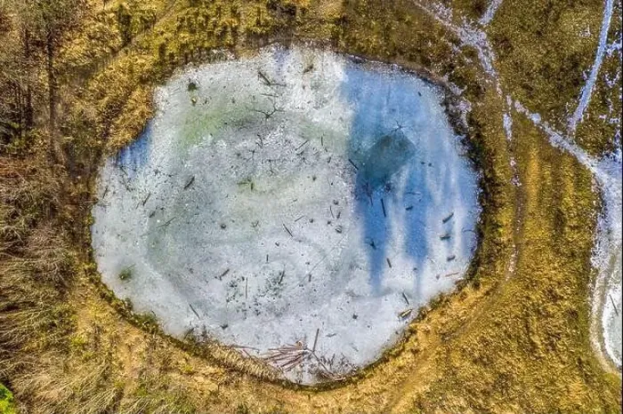 Framed Print : Round shape of a frozen lake as a top shot from a drone, looking down to a beautiful peace of a winter landscape Framed Print : Round shape of a frozen lake as a top shot from a drone, looking down to a beautiful peace of a winter landscape