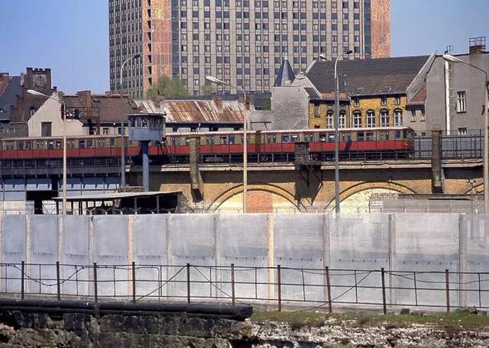 Framed Print : S-Bahn at the Friedrichstrasse crossing, in the background the Charite hospital (East) Framed Print : S-Bahn at the Friedrichstrasse crossing, in the background the Charite hospital (East)