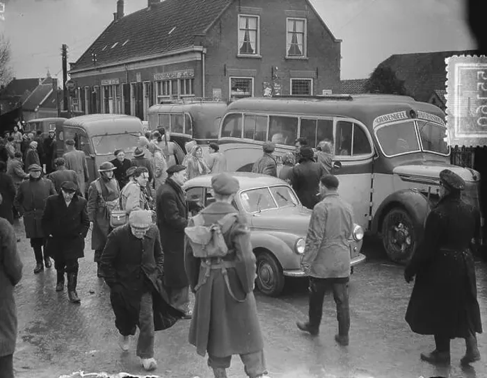 Framed Print : s-Gravendeel. Evacuatie bevolking, Bestanddeelnr 905-5160 Framed Print : s-Gravendeel. Evacuatie bevolking, Bestanddeelnr 905-5160