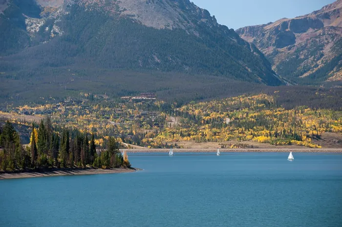 Framed Print : Sailboats on Dillon Reservoir near Silverthorne, Colorado. Buffalo Mountain is in the background Framed Print : Sailboats on Dillon Reservoir near Silverthorne, Colorado. Buffalo Mountain is in the background