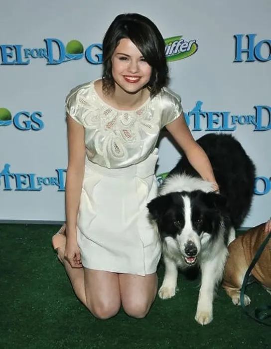Framed Print : Selena Gomez and the dog - Hotel For Dogs Premiere at the Grove Theatre In Los Angeles Framed Print : Selena Gomez and the dog - Hotel For Dogs Premiere at the Grove Theatre In Los Angeles