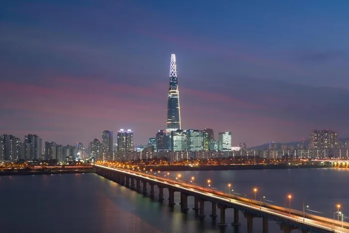 Framed Print : Seoul cityscape with Lotte tower at twilight sunset near Han river in Seoul, South Korea Framed Print : Seoul cityscape with Lotte tower at twilight sunset near Han river in Seoul, South Korea