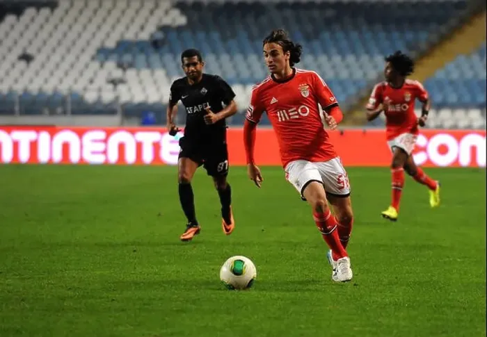 Framed Print : Serbian striker Lazar Markovic of Benfica runs with the ball during the portuguese Liga Zon Sagres football match